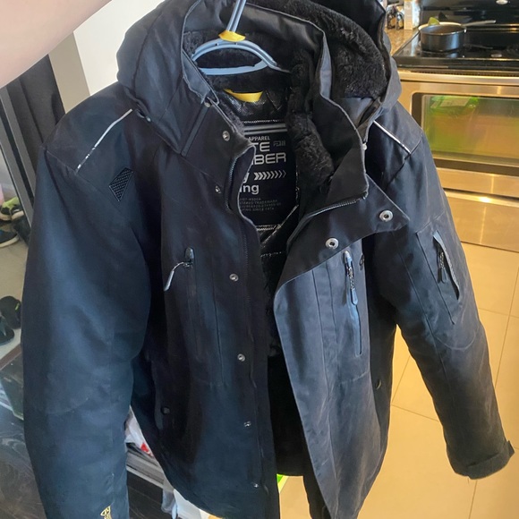 Warm winter jacket with only 3 months of used - Picture 2 of 3